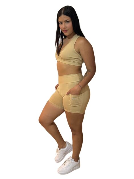 Short Biker color crema con bolsillos